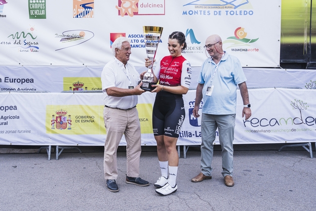 Balance Vuelta presidente RECAMDER entregando trofeo