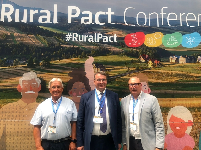 Conferencia Pacto Rural Europeo presidente RECAMDEr junto al director general adjunto de AGricultura y Desarrollo Rural de la CE