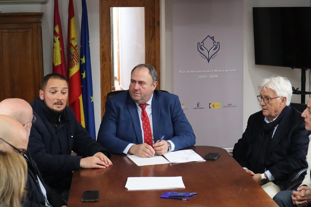 Entrega cheque a Letur reunión