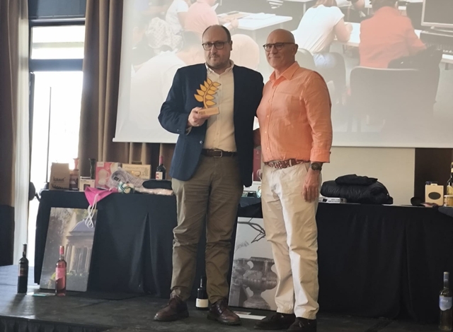 Entrega reconocimiento a Don Quijote secretario GDR y pte Fundación otra
