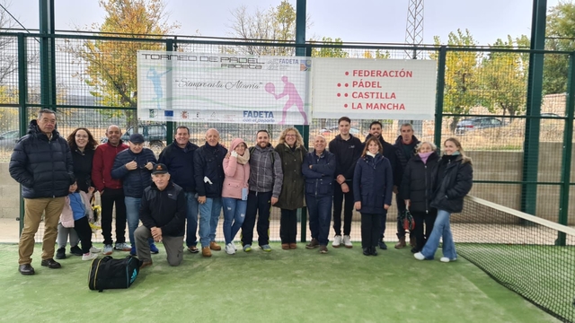 Final de Pádel campeones y subcampeones con alcaldes y familiaries