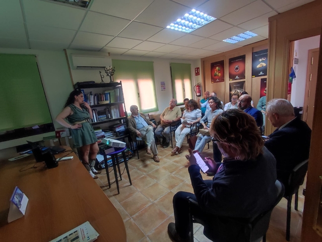 Junta Directiva Don Quijote gerente hablando