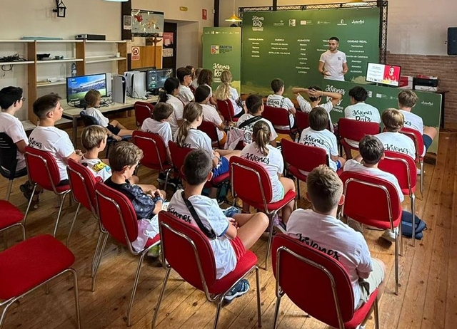 Jóvenes con RAíz Cifuentes taller salidas profesionales videojuegos