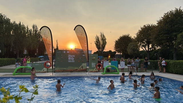 Jóvenes con RAíz en La Gineta piscina