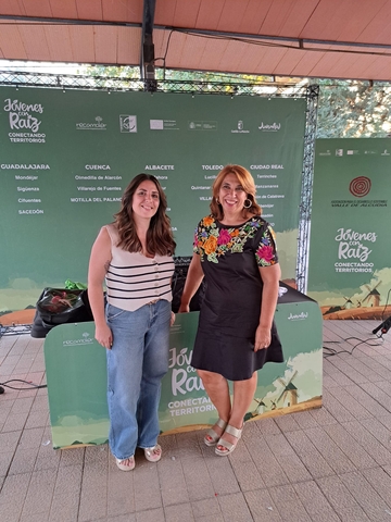 Jóvenes con Raíz Abenojar presidenta GDR Valle de Alcudia y alcaldesa
