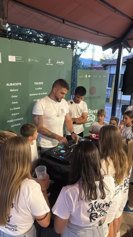 Jóvenes con Raíz Abenójar taller DJ