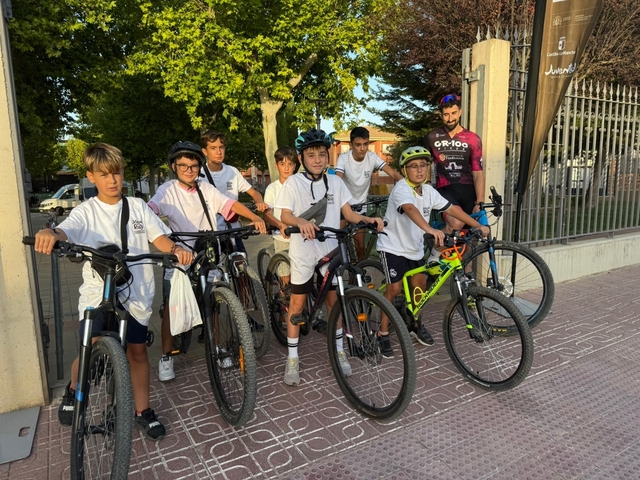 Jóvenes con Raíz Pozo Cañada salida ciclista