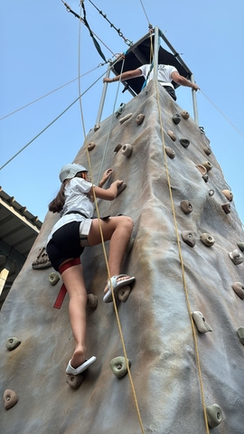 Jóvenes con Raíz en Férez rocódromo