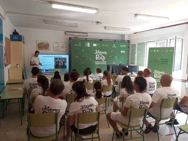 Jóvenes con Raíz en Férez taller videojuegos 2