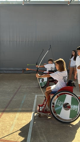 Jóvenes con Raíz en Férez tiro con arco