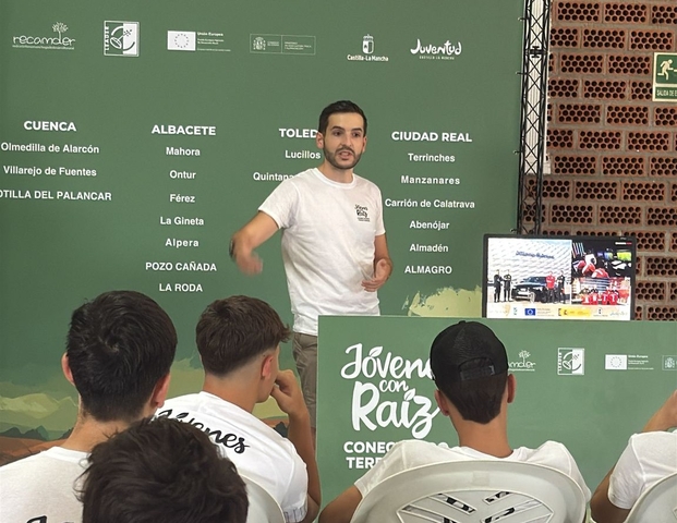 Jóvenes con Raíz en La Gienta talleres web