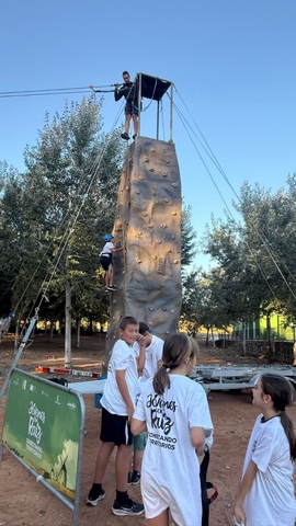 Jóvenes con Raíz en Olmedilla rocódromo