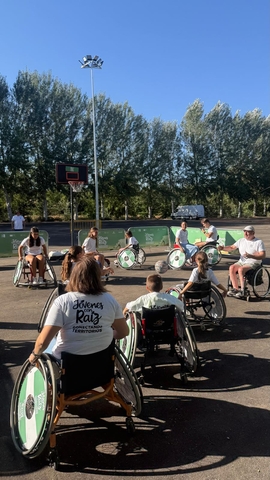 Jóvenes con Raíz en Olmedilla silla de ruedas