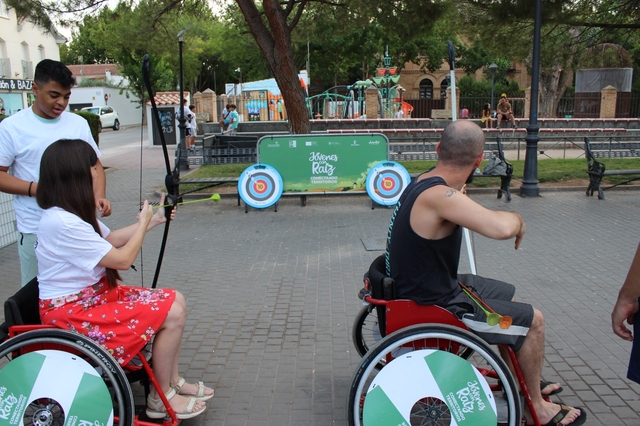 Jóvenes con Raíz en Quintanar tiro con arco