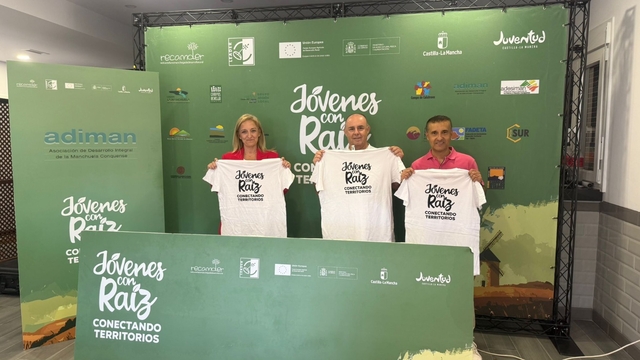 Jóvenes con Ráiz en Olmedilla gerente ADIMAN alcalde y delegada Fomento
