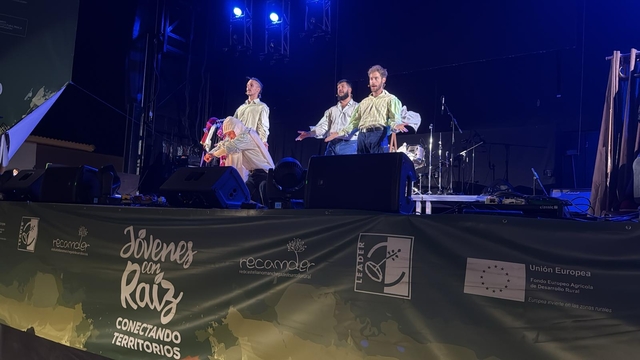 Jövenes con Raíz Pozo Cañada teatro