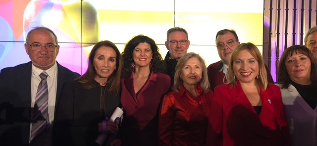 entrega premio Menina representantes Mancha Júcar con Ana Belén 2