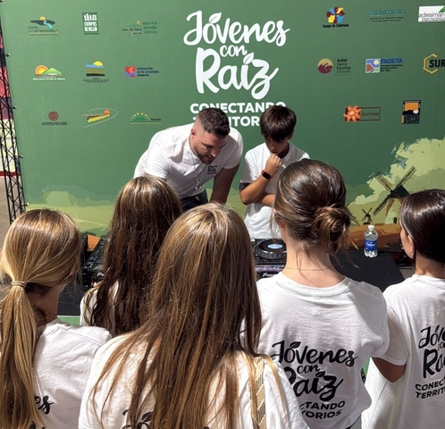 jóvenes con Raiz Almagro taller dj