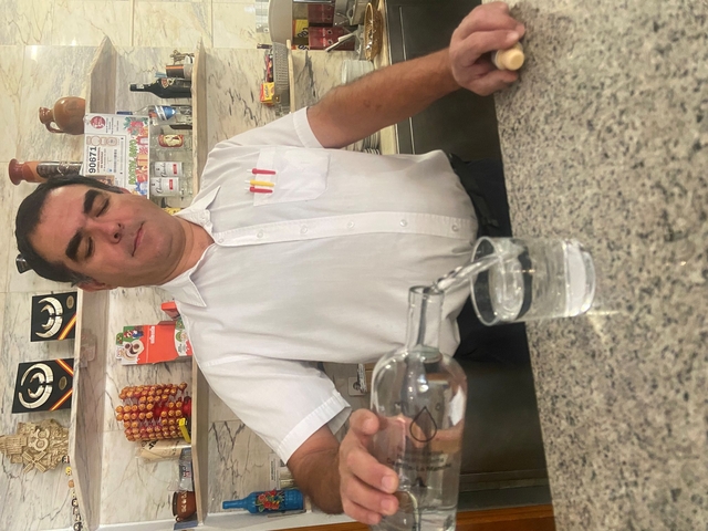 reparto botellas prodese hostelero sirviendo agua